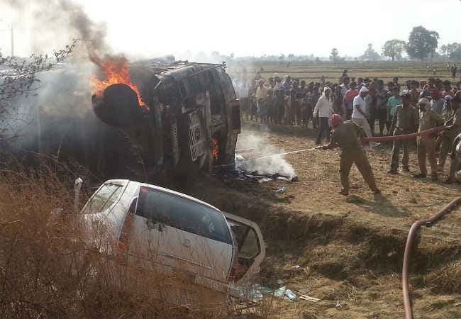 बिहार : ट्रक-इंडिका की टक्कर, 2 की मौत, भीड़ ने ट्रक को फूंका