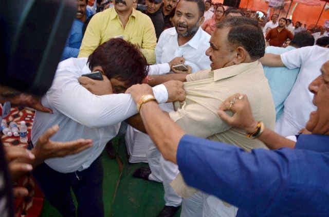 फिर भिड़े ''आप'' और भाजपा नेता, केजरीवाल ने कहा, दलित विरोधी है भाजपा