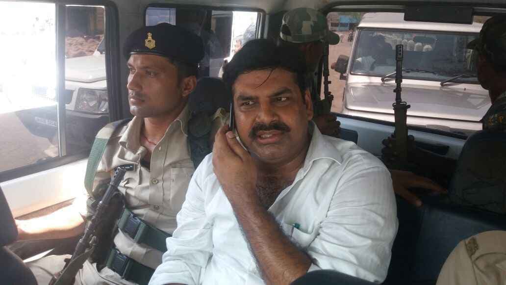 गढ़वा में बाजार समिति के पणन सचिव राकेश कुमार घूस लेते  रंगे हाथ गिरफ्तार