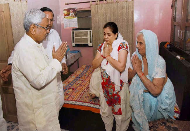 गया रोडरेज कांड में मारे गये आदित्य सचदेवा के घर पहुंचे नीतीश कुमार, बोले मिलेगा न्याय