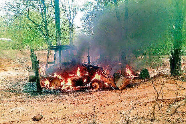 ग्रामीणों, मजदूरों को कब्जे में लेकर जला दिये 10 वाहन