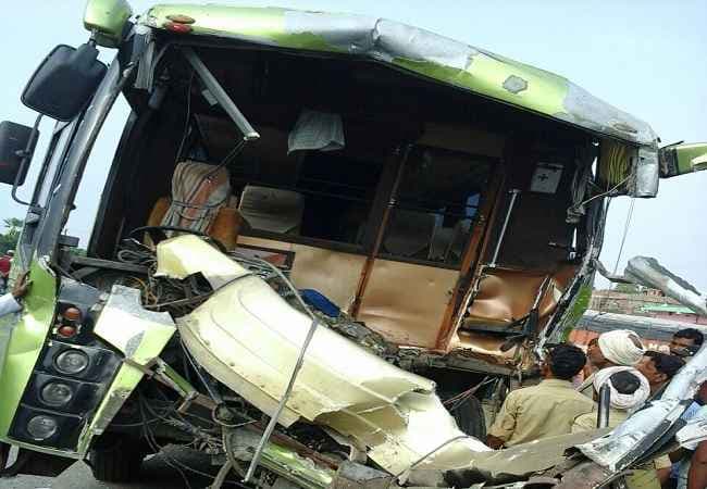 बिहार : ट्रक से टकराई बस, 3 की मौत, दर्जनों घायल