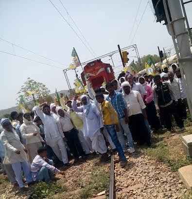 जेवीएम की आर्थिक नाकेबंदी का मिला जुला असर