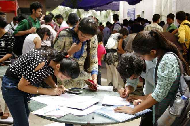 #DU Admission : डीयू में इस बार गणित और बीकॉम की चमक फीकी पड़ी