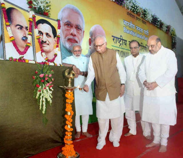 इलाहाबाद में भाजपा की राष्ट्रीय कार्यकारिणी में जब मिले आडवाणी-जोशी तो शुरू हो गया कयासों का दौर