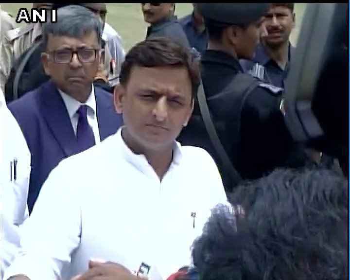 मथुरा हिंसा: शहीद एसपी के परिवार से मिले सीएम अखिलेश, भाजपा पर किया प्रहार