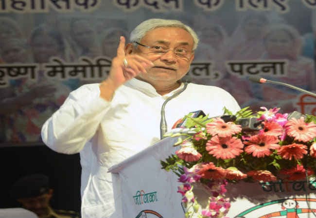 नीतीश ने दिया महिलाओं को नया टास्क, स्कूलों पर होगी इनकी पैनी नजर