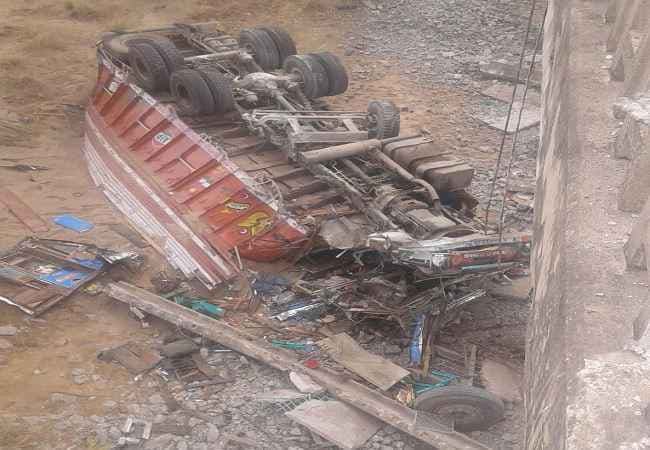 बिहार : बालू लदा ट्रक सोन नदी में गिरा, चालक की मौत, खलासी घायल