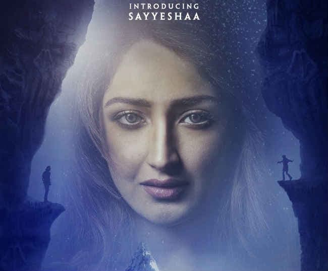 ''शिवाय'' का पोस्‍टर रिलीज, देखें सायशा सहगल की खूबसूरत तसवीर...