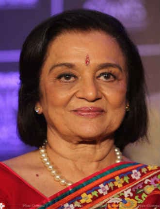 जानें, 60 के दशक की मशहूर अभिनेत्री आशा पारेख ने क्यूं नहीं की शादी ?