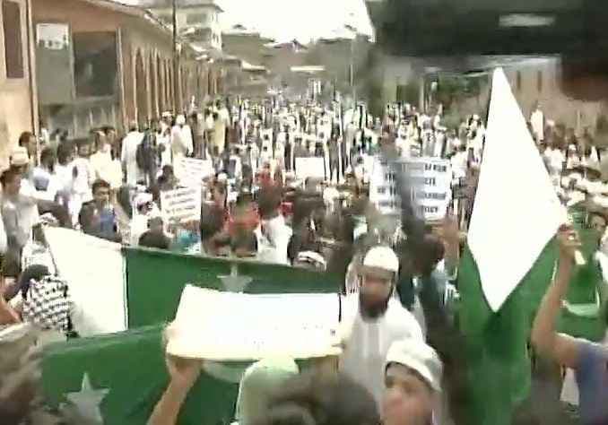 जम्मू कश्मीर में ब्राह्मण-सैनिकों की कॉलोनी का विरोध, लहराया गया पाकिस्‍तानी और ISIS झंडा