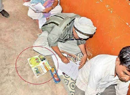 तेजस्वी ने ट्वीटर पर पोस्ट की MP में हो रहे नकल की तस्वीरें, मीडिया से किया सवाल