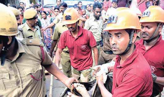 स्कूल की बालकनी ढहने से एक की मौत
