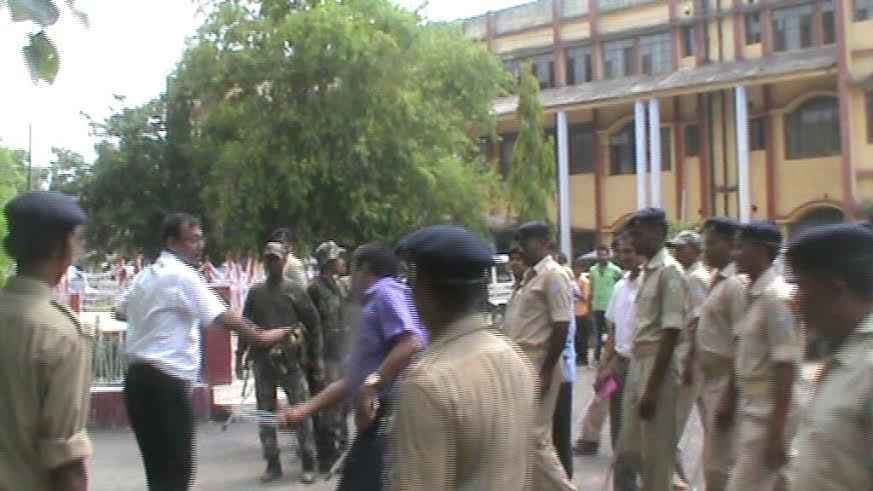 झारखंड के गढ़वा में एसपी व पुलिस वालों ने जेएमएम  कार्यकर्ताओं को दौड़ा-दौड़ा कर पीटा