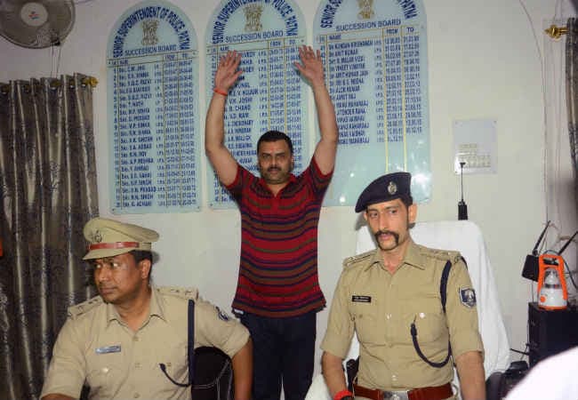 बिहार : कुख्यात शंभू ने एसएसपी के सामने किया सरेंडर