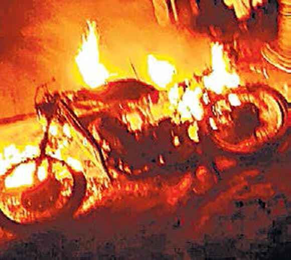 झारखंड : रांची में कारोबारी की हत्या के बाद भीड़ ने 10 घर, दो बाइक फूंके