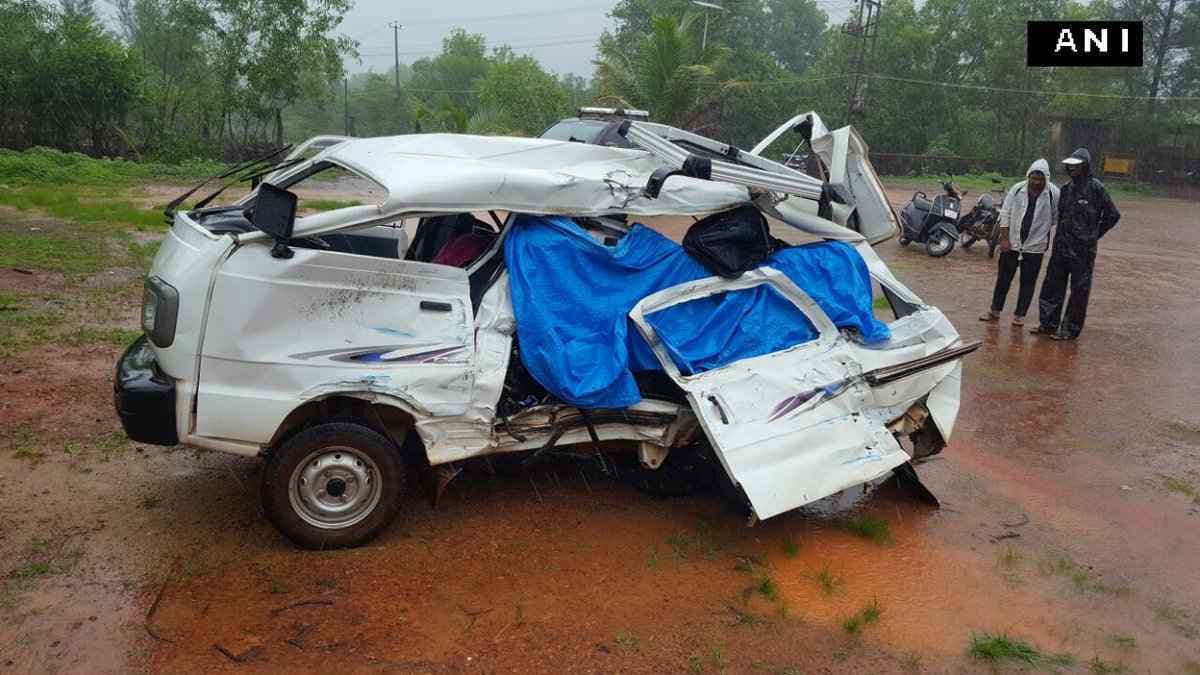 कर्नाटक: बस की चपेट में आया स्कूल वैन, 8 बच्चों की मौत