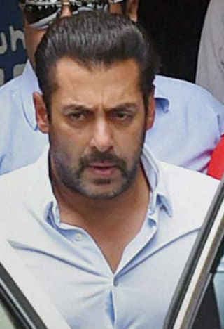 रेप वाले बयान के विवाद के बाद सलमान के पिता आए सामने, कहा- माफ कर दो