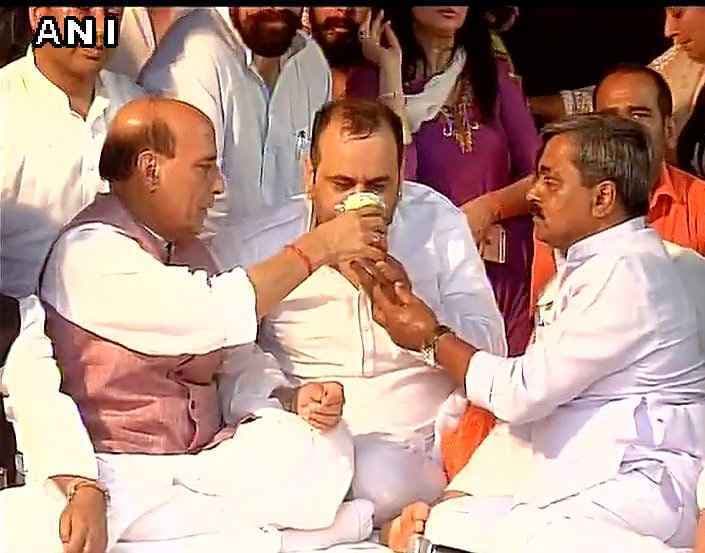 हत्या का आरोप मामला : BJP MP महेश गिरी का अनशन खत्म, केजरी के खिलाफ आंदोलन जारी