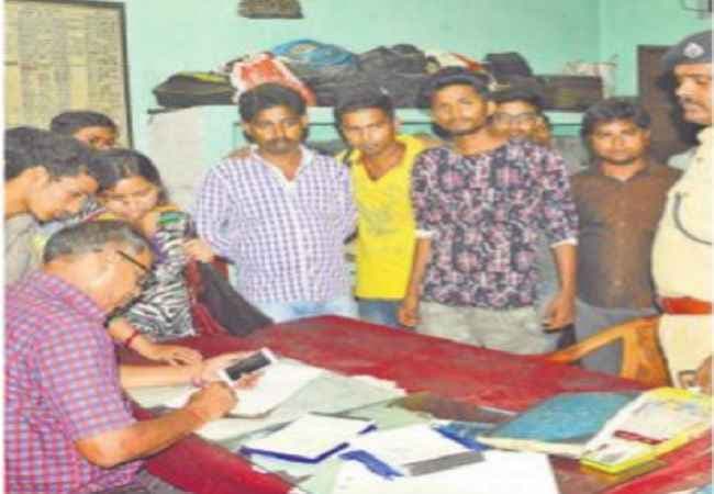 BIHAR : साहेबगंज इंटरसिटी में यात्रियों से की लूटपाट, दर्जन भर लोगों को बनाया निशाना