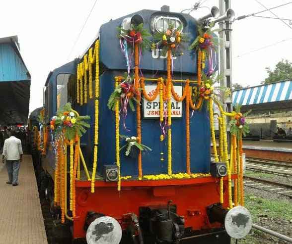 जसीडीह-बांका रेलखंड पर ट्रेन परिचालन शुरू, सुरेश प्रभु ने किया उद्धाटन