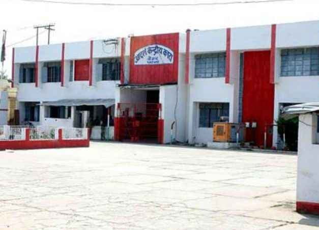 बिहार के दो जेल अधीक्षकों पर गिरि गाज, आइजी ने किया सस्पेंड, छापेमारी के दौरान मिले थे जेल में आपत्तिजनक सामान