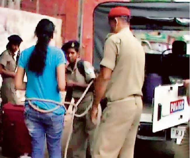गढ़वा पुलिस ने महिला को कमर में रस्सा बांधा