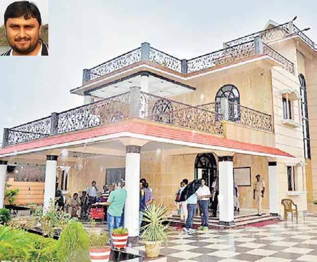 झारखंड : धनबाद में अनुबंधित स्वास्थ्यकर्मी के ठिकानों पर छापा, वेतन 17340 रुपये संपत्ति करोड़ों की