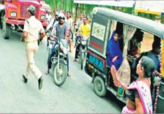 झारखंड : टेंपो की हवा निकालने पर भड़की कांग्रेस नेत्री, सिपाही को चप्पल लेकर पीटने के लिए दौड़ाया