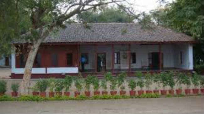 क्रांतिकारी की याद में जीती एक वृद्धा