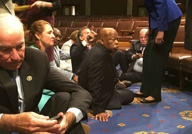 धरने पर बैठे अमेरिकी डेमोक्रेट सांसद, सदन में अराजकता