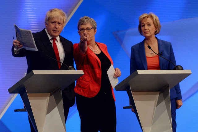 BREXIT के लिए अभियान चलाने वाले बोरिस जॉनसन को लोगों ने घेरा, दी ‘गालियां”