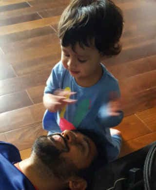 कप्तान धौनी रांची पहुंचे, ट्वीटर पर जीवा संग मस्ती करतीं दिखीं साक्षी