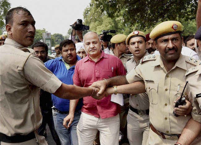 7 RCR जा रहे सिसोदिया समेत 52 ''आप'' विधायकों को पुलिस ने लिया हिरासत में, चार घंटे बाद छोड़ा