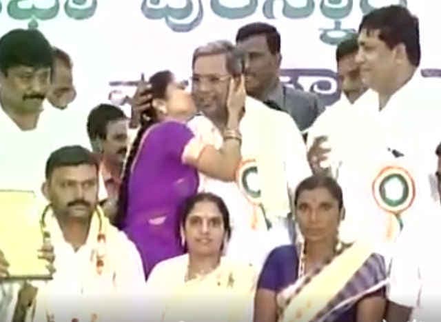 जब महिला ने CM सिद्धारमैया को सबके सामने चूमा, देखें VIDEO