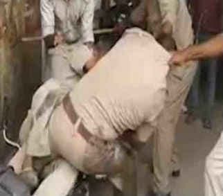 यह है यूपी पुलिस! वसूली की रकम बांटने की मारपीट, देखें उनका VIDEO