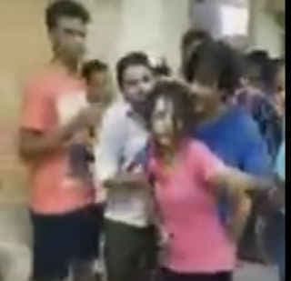 VIDEO: देखें नशे में धुत लड़की ने कैसे मचाया थाने में हंगामा, पुलिसवाले को जड़ा थप्पड़