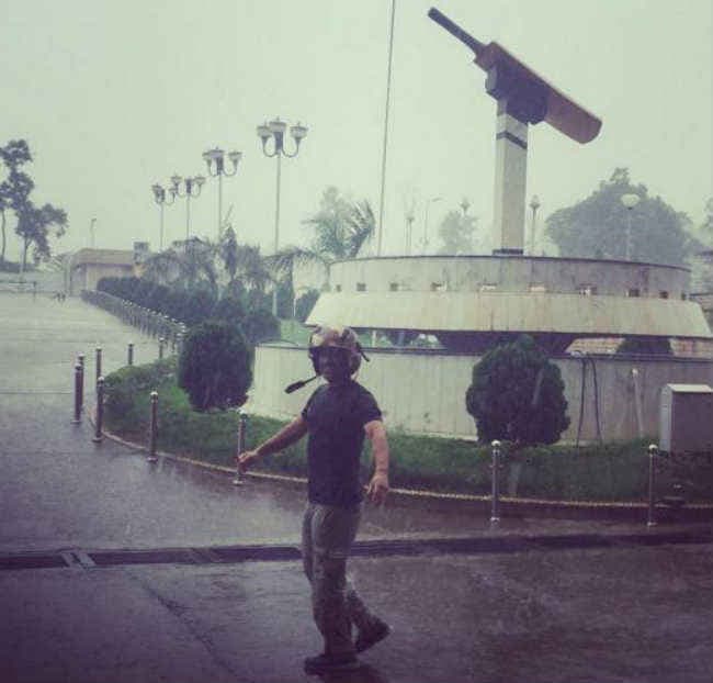 रांची में हुई बारिश तो बाइक लेकर रोड पर निकले धौनी