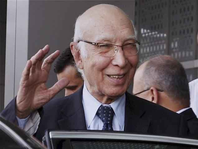 कश्मीर केे कारण पाकिस्तान से बातचीत करने से बच रहा है भारत : अजीज