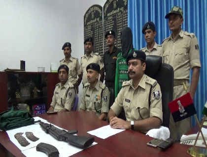 मुजफ्फरपुर में AK 56 के साथ तीन माओवादी गिरफ्तार मुजफ्फरपुर में AK 56 के साथ तीन माओवादी गिरफ्तार
