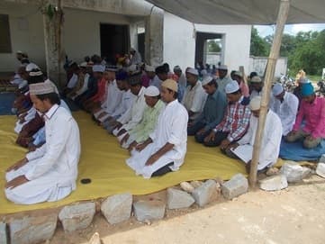 अलविदा जुमा की नमाज में उमड़ी भीड़...