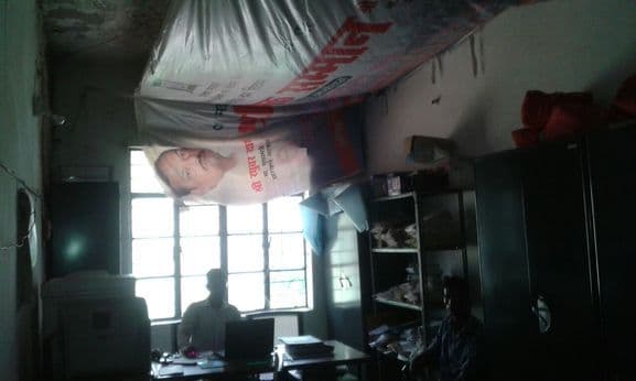 बरसात में झरना बन गया है श्रम विभाग का भवन