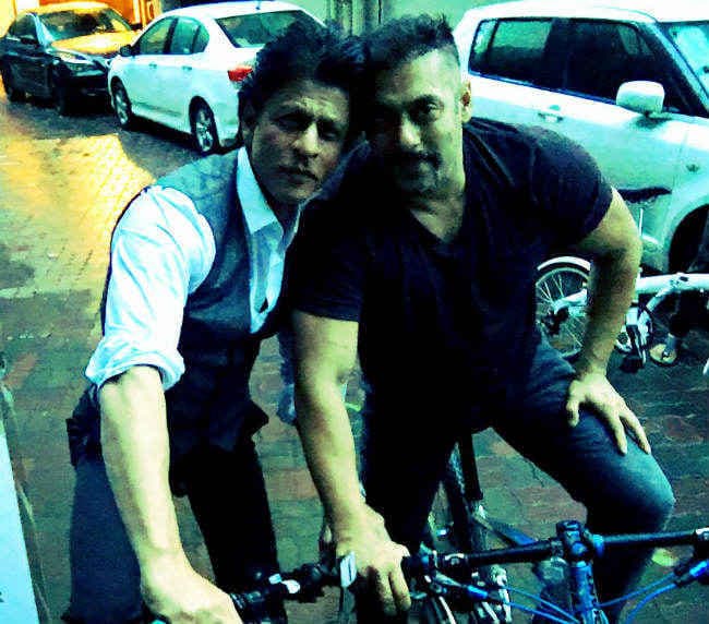 साईकिल पर ‘जय वीरु'' लुक में नजर आये सलमान-शाहरुख, वायरल हुई तसवीर