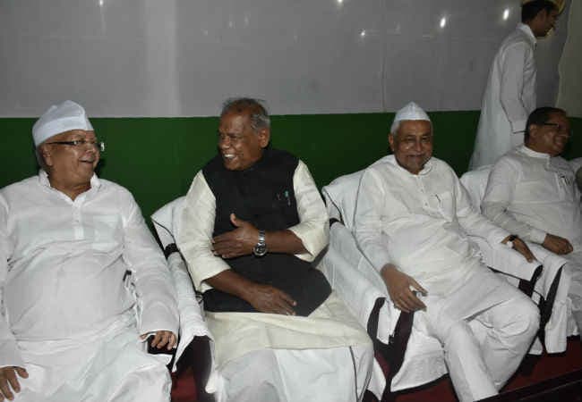 एक साल बाद मिले नीतीश और मांझी , देर तक होती रही बातचीत