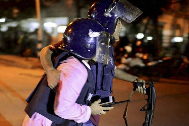 ढाका बंधक संकट पर भारत की नजदीकी नजर, जानें, बाकियों ने क्या कहा