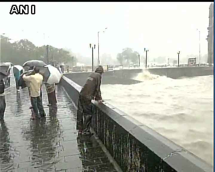 मुंबई में बारिश, अगले 24 घंटे में भारी बारिश होने का अनुमान