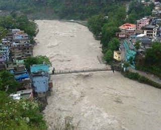 आसमानी आफत से उत्तराखंड बेहाल, लोग जान जोखिम में डालकर कर रहे हैं यात्रा आसमानी आफत से उत्तराखंड बेहाल, लोग जान जोखिम में डालकर कर रहे हैं यात्रा