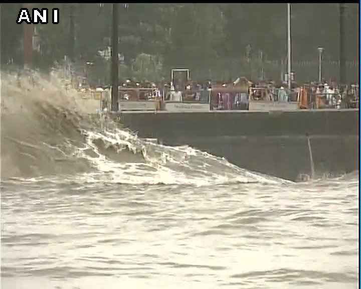 महाराष्ट्र: सूखे के बाद अच्छी बारिश, लोगों ने लिया गेटवे ऑफ इंडिया के पास हाई टाईड का आनंद
