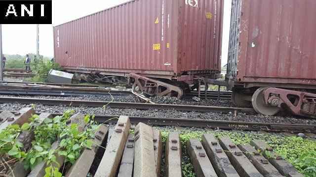 मुंबई के पास पटरी से उतरी मालगाडी,कई ट्रेनें रद्द