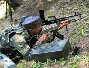 कश्मीर में मुठभेड़ में आतंकी ढेर, सैनिक जख्मी